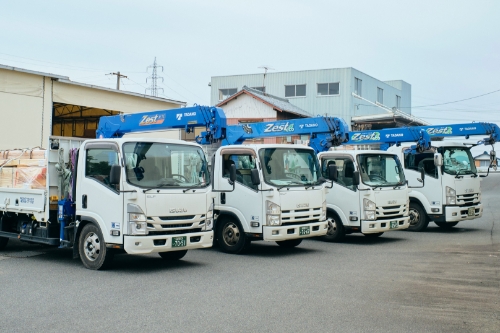 ユニック車は7tユニック車をはじめ3tショートユニック車まで状況や積載量に応じて幅広く対応。