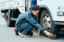 周囲に細心の注意を払いながら、安全に作業を行なっております。